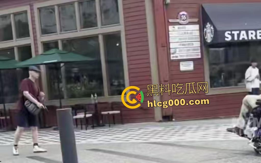 西雅图街头轮椅男持刀挑衅，谁料对方竟有手枪，直接被突突，血溅阿拉斯加路！-4