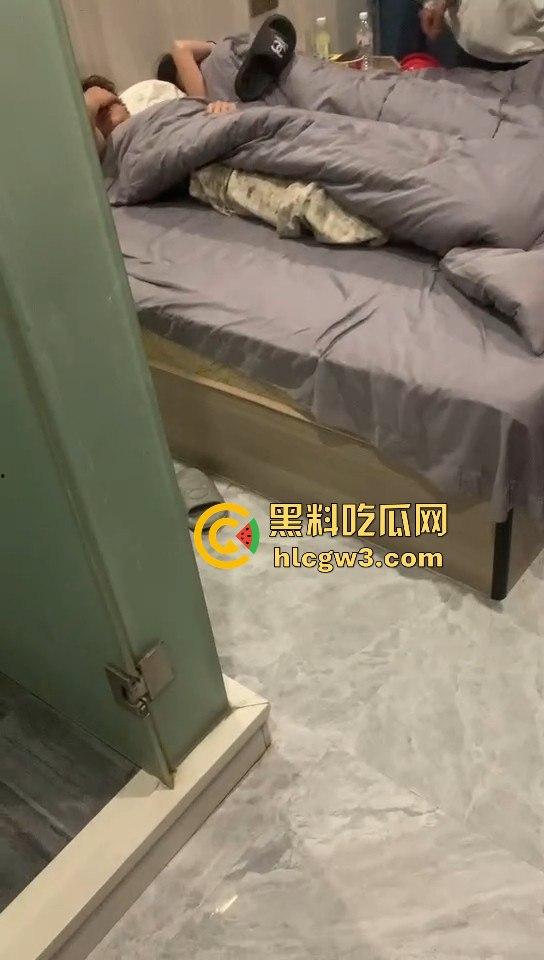 绿茶女炮台酒店开房偷吃带闺蜜围观！边炫泡面边看日逼大片，男友破门怒吼捉奸全程被录！-2