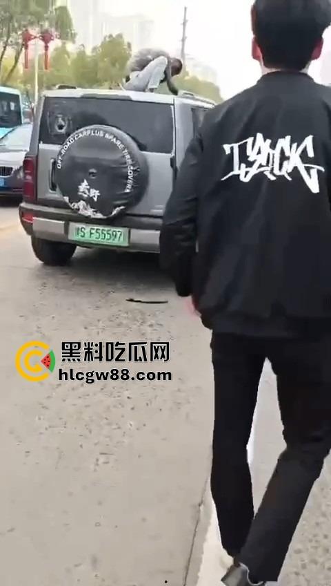 信阳固始惊现爬车怪，美女经理新买的车惨遭当街爬车，心疼到怀疑人生！-10