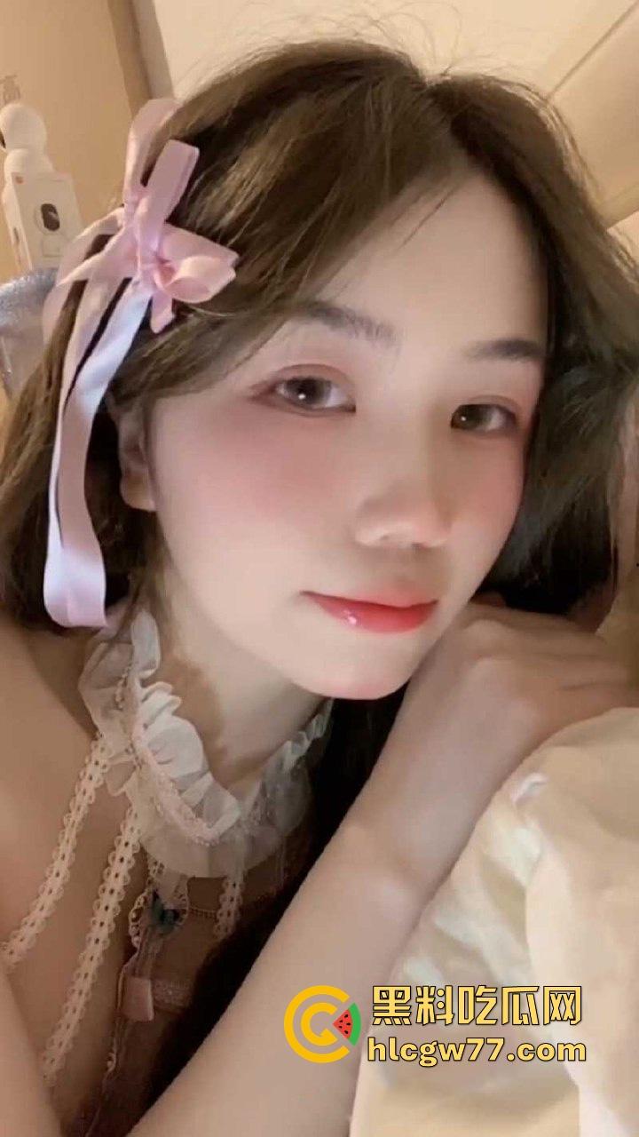 四川旅游学院学生【李晴冰】露脸裸聊勾引男人 多毛馒头穴迫切需要肉棒插入 一对一视频裸聊被录屏-1