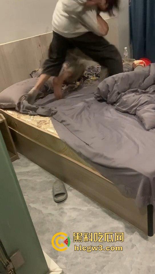 绿茶女炮台酒店开房偷吃带闺蜜围观！边炫泡面边看日逼大片，男友破门怒吼捉奸全程被录！-10