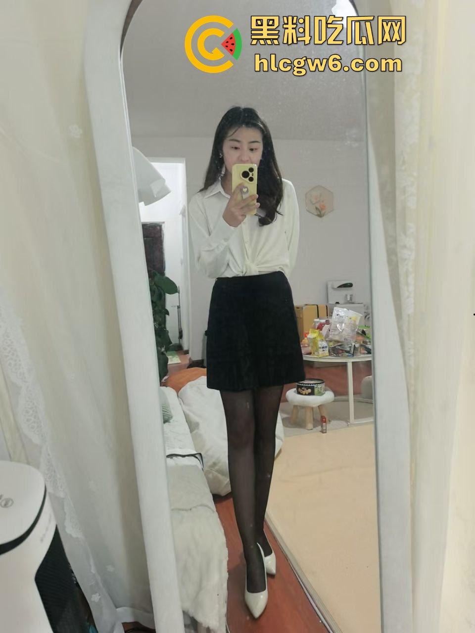 探探惊现重口味幼儿园园长，御姐园长微毛蝴蝶穴SM癖好，比母狗更骚用舌头刷厕所，拉黑炮友称要结婚！-17