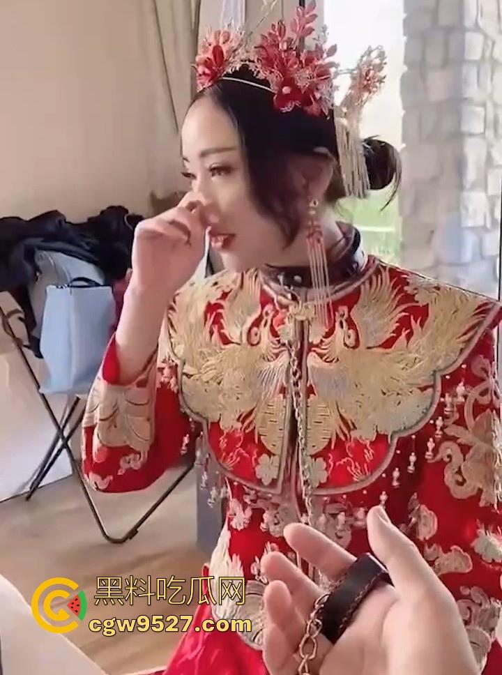 极品人妻熟女【半糖兔兔】新娘做爱视频，翘奶黑毛若隐若现，口交时眼神勾魂，性感身材与反差魅力让人血脉喷张！-2