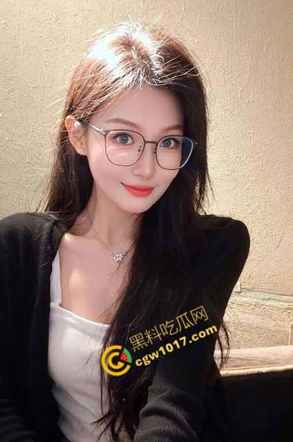 嫂子性感新衣迷人，白丝勾魂一夜癫狂，门开欲望乱飞射，极致快感让两人都难以自持-1