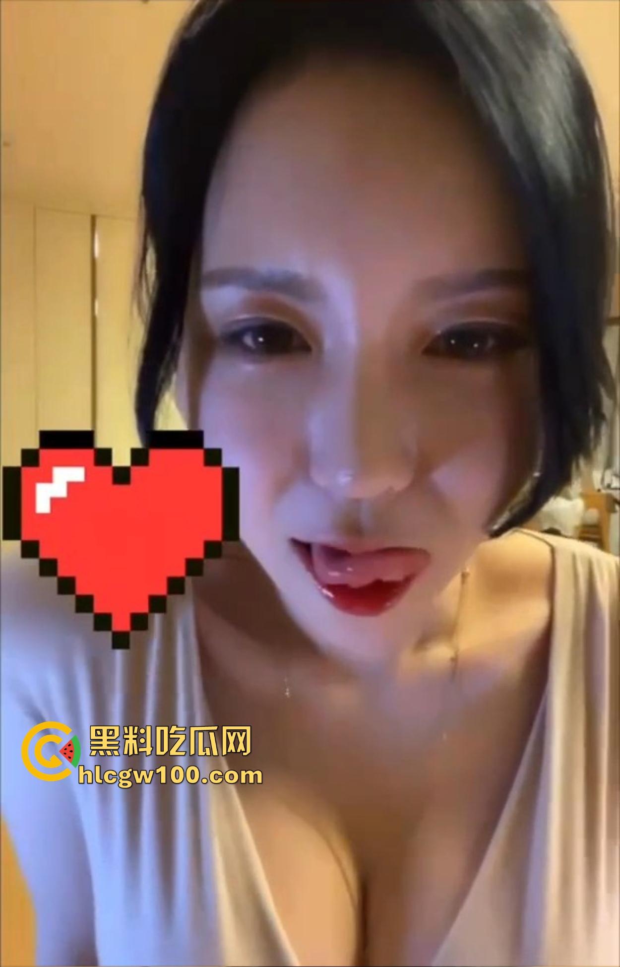 成都骚妹口水流成瀑布，嘴巴湿润得像打了润滑剂，光是想象肉棒进去的画面，肉棒进去怕是1秒缴械直接被秒杀！-8