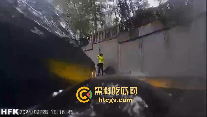 北四环惊现悲剧！奔驰疑似斗气车酿祸，街拍摄影师拐角拍照惨遭撞死！-2