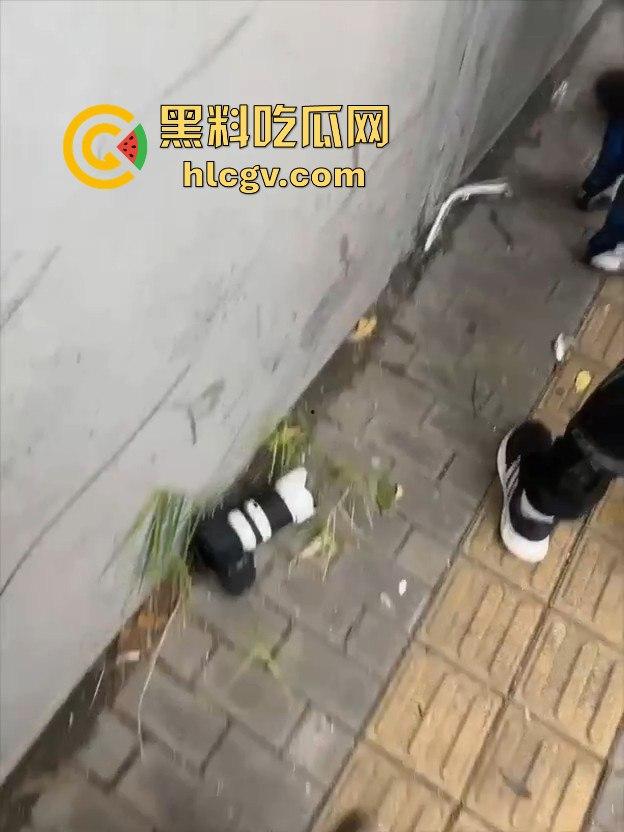 北四环惊现悲剧！奔驰疑似斗气车酿祸，街拍摄影师拐角拍照惨遭撞死！-10