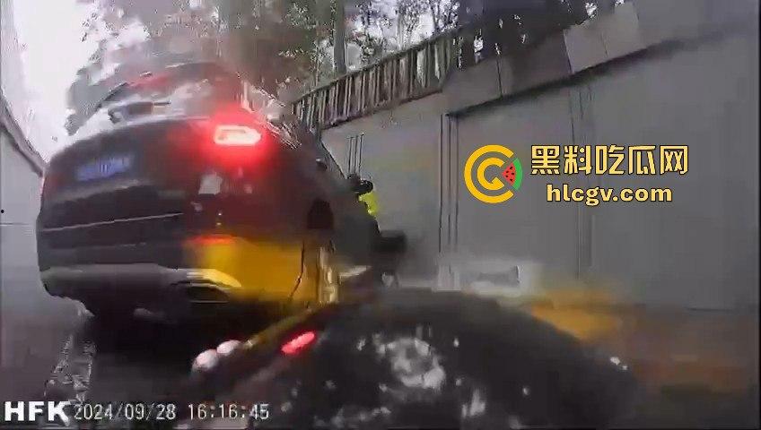 北四环惊现悲剧！奔驰疑似斗气车酿祸，街拍摄影师拐角拍照惨遭撞死！-12