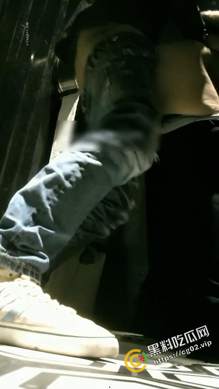 偸拍Club夜场 女厕 超多时尚靓妹方便 逼脸同框  意外收获性急小情侣口交后入快餐式性爱-3