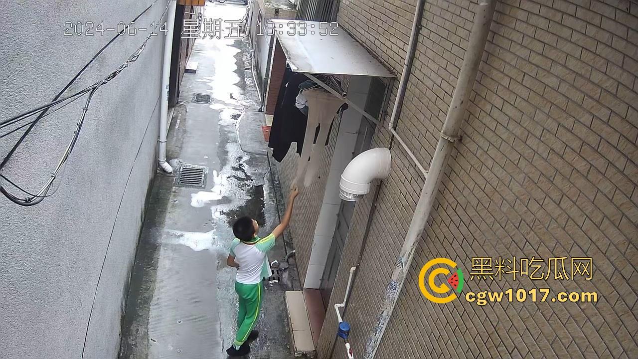 戴着红领巾偷丝袜！小学生大胆偷取少妇原味衣物，身高不够工具来凑，白袜丝袜统统收入囊中，原味控从小练起！-6