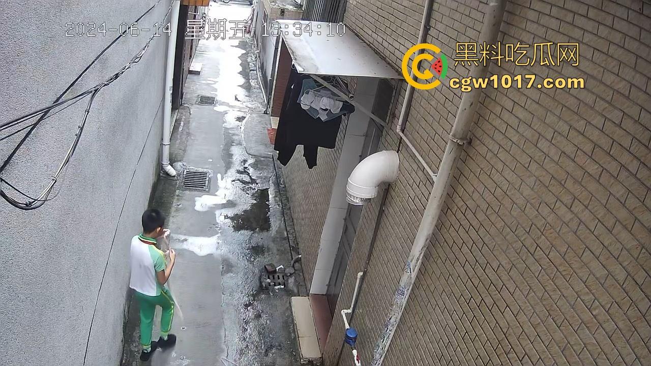 戴着红领巾偷丝袜！小学生大胆偷取少妇原味衣物，身高不够工具来凑，白袜丝袜统统收入囊中，原味控从小练起！-7