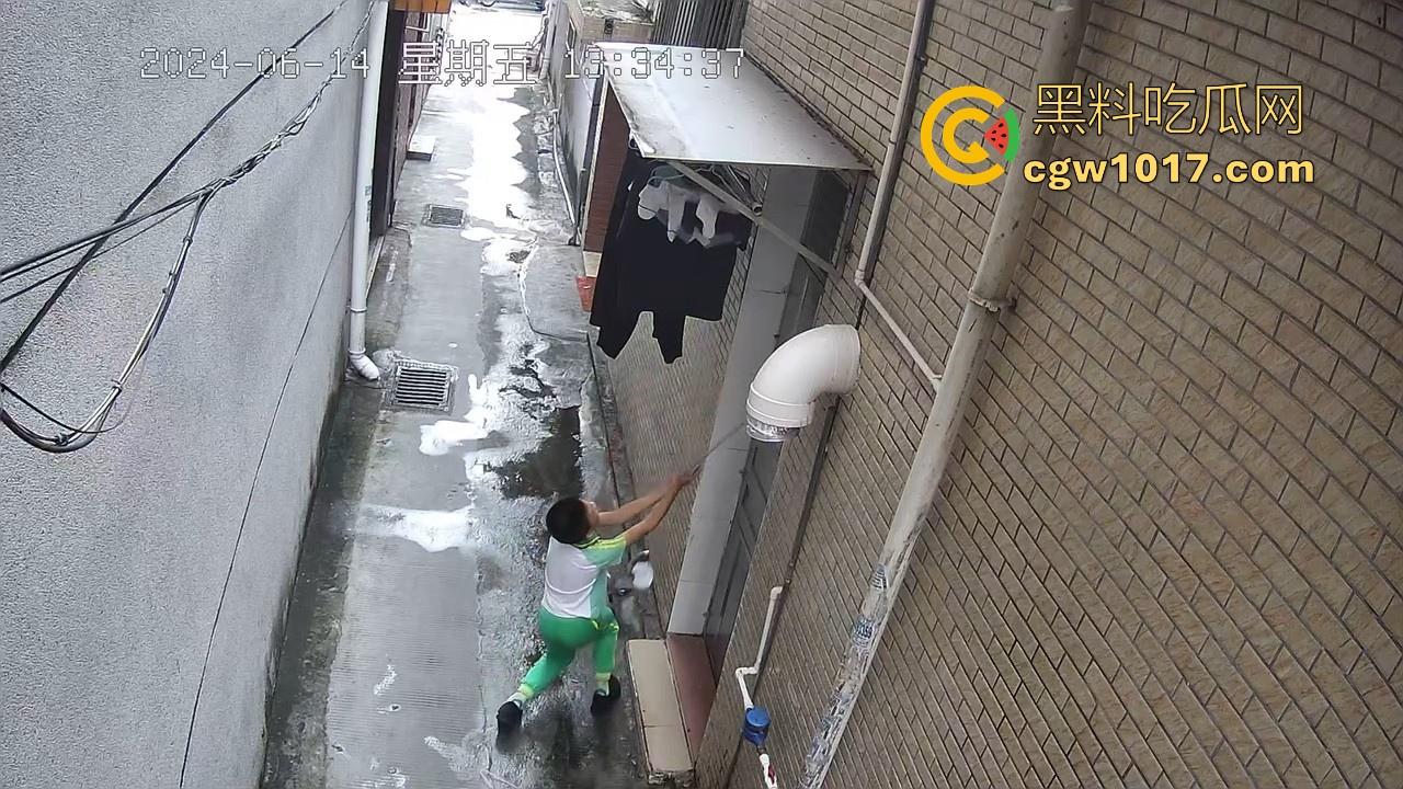 戴着红领巾偷丝袜！小学生大胆偷取少妇原味衣物，身高不够工具来凑，白袜丝袜统统收入囊中，原味控从小练起！-11