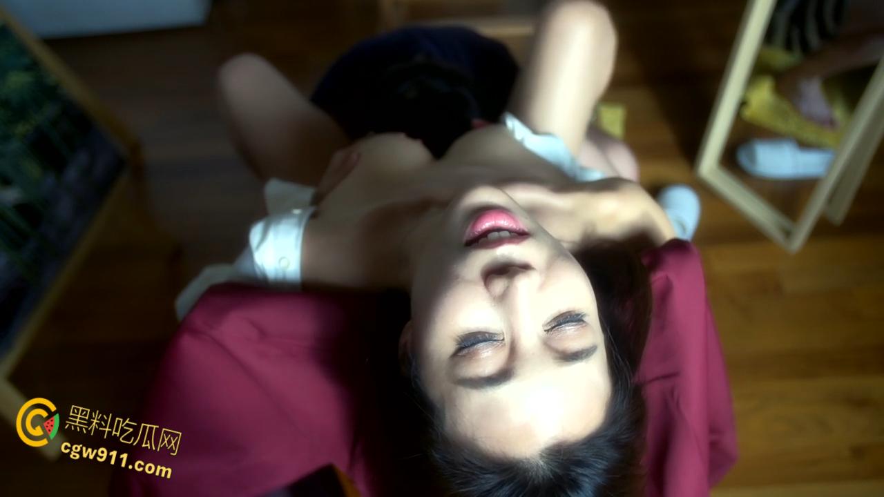 韩国三级片《妈妈的朋友2》，暑假邀约小伙惨遭偷家，饥渴少妇疯狂挑逗，厨房口交一直干到床上狂肏！-6