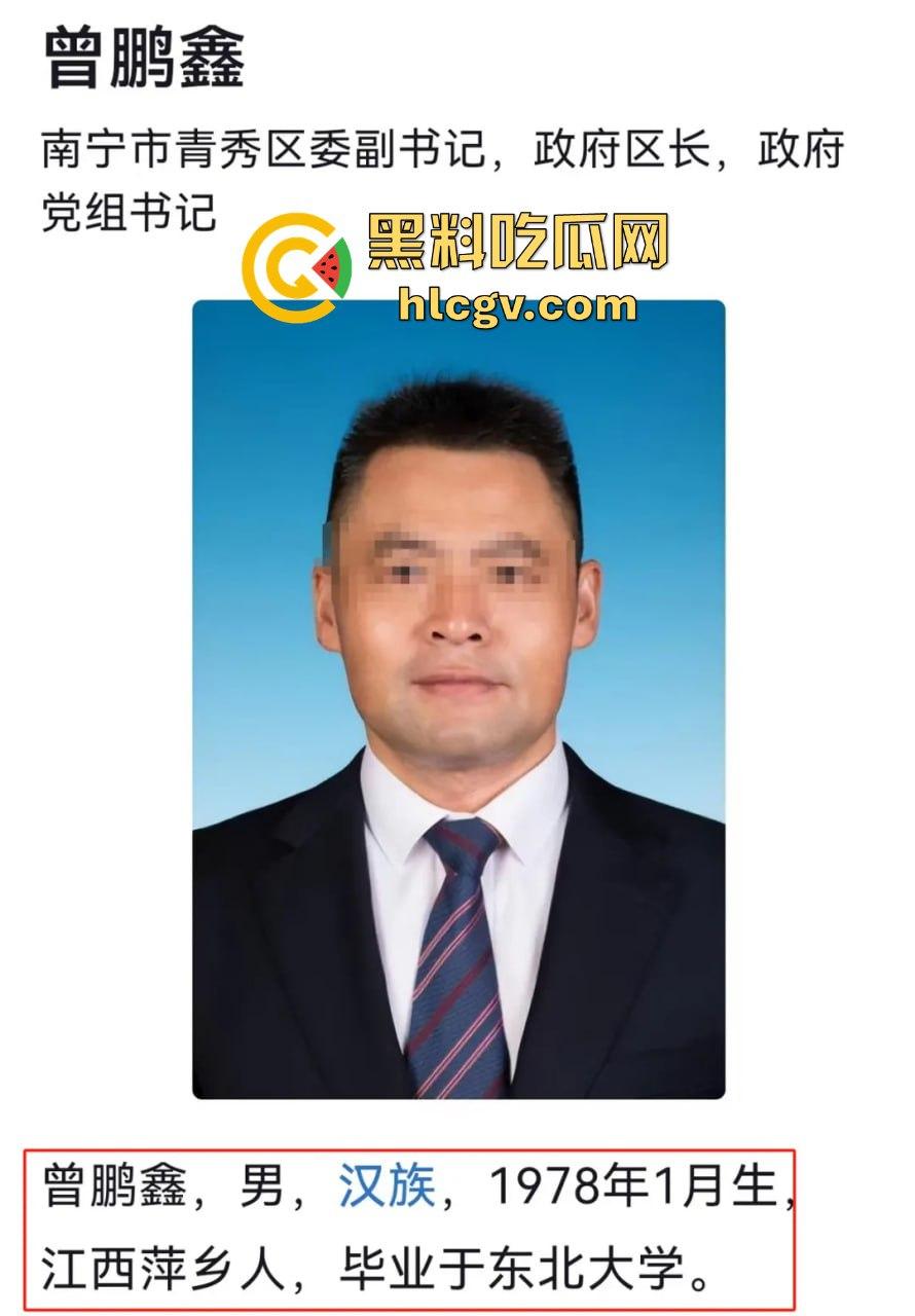 广西青秀区区长『曾鹏鑫』被抓现行！车内搂抱亲吻他人妻见到拍摄百米冲刺逃跑，视频实锤还没事这伞够大！-12