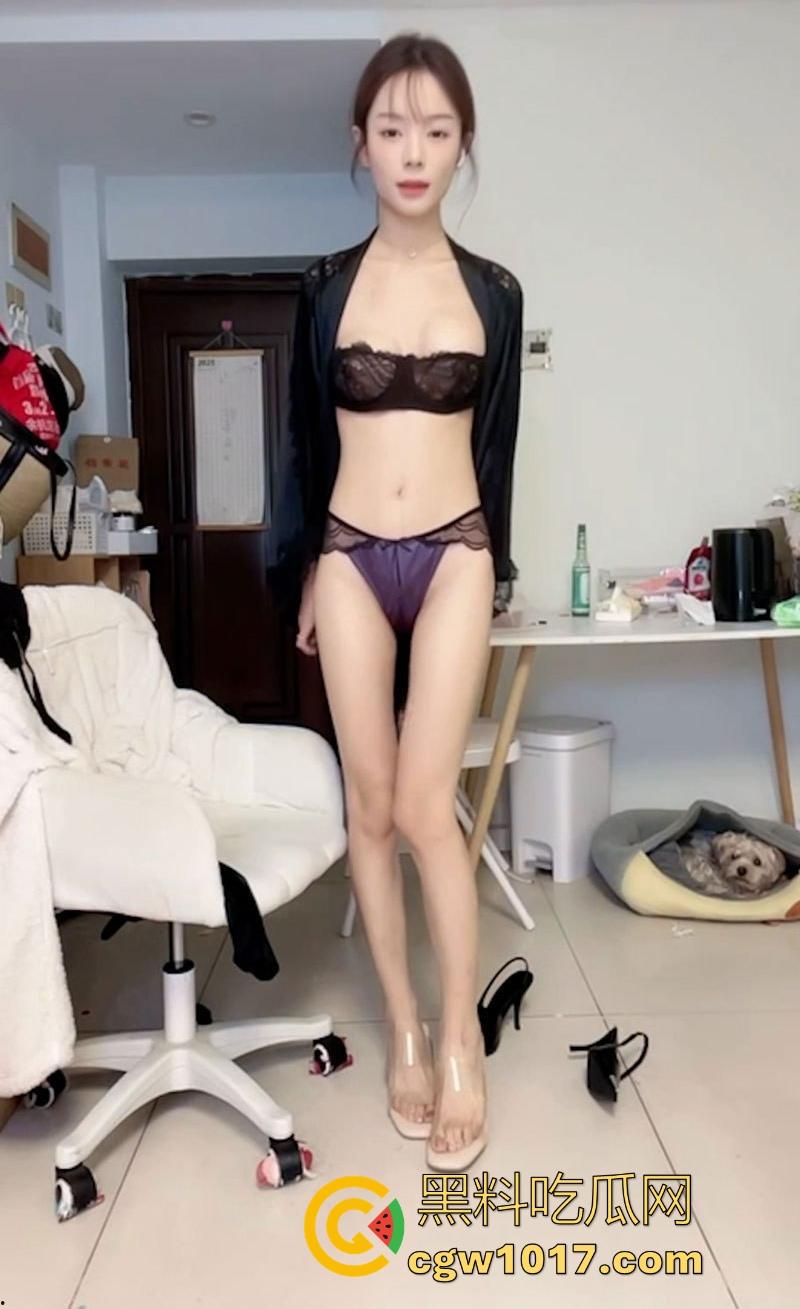 极品身材网黄博主【乖乖】自慰福利曝光，瘦美巨乳福利姬，黑丝蕾边骚舞点爆全场，粉嫩美穴被跳蛋填满，太顶了！-1