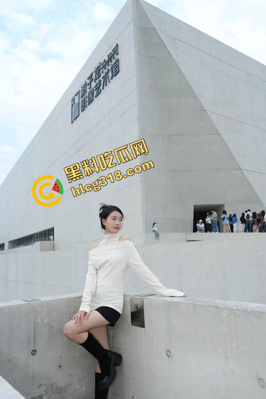 郑州街头惊现全裸妹子游街，任务完成得太彻底，帽子叔叔追着递毛巾，妹子边跑边喊我是主人的狗！-5