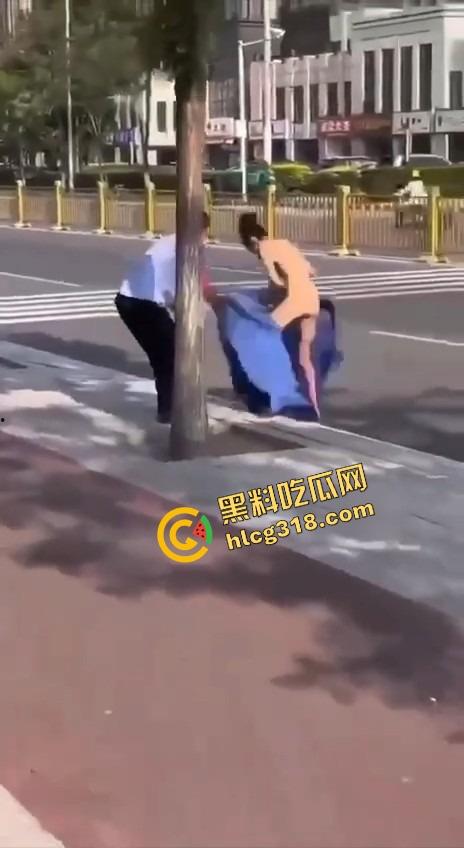 郑州街头惊现全裸妹子游街，任务完成得太彻底，帽子叔叔追着递毛巾，妹子边跑边喊我是主人的狗！-14