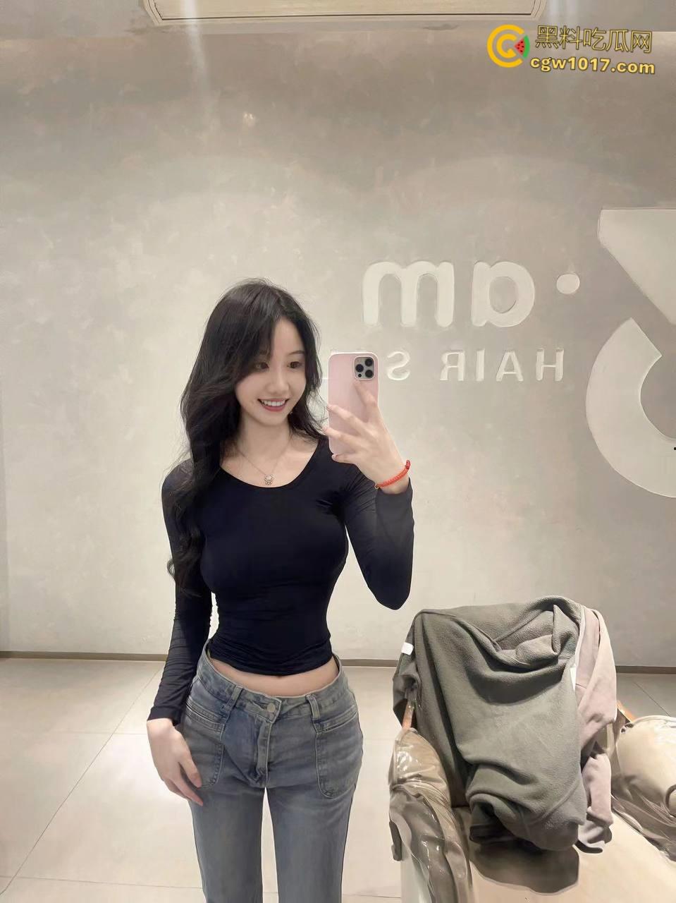 大长腿销售亲姐看我如此燥热，主动脱裤跪地口交，穿着OL制服和圣诞制服，跳蛋玩弄白虎骚穴，被我连续内射两次 ！-1