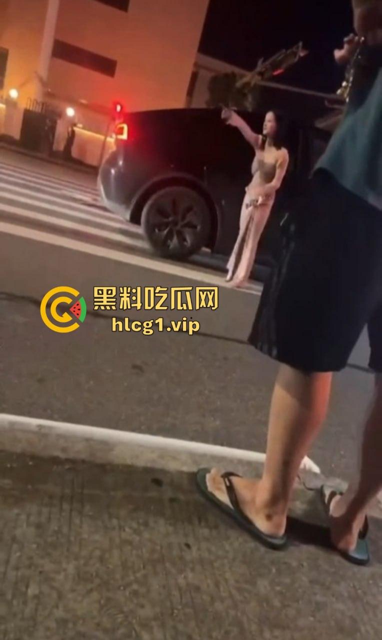 小仙女失控大闹现场！怒怼围观群众不锁死就撞死你们！当着警察面还动手打人，真把自己当仙女了？-3