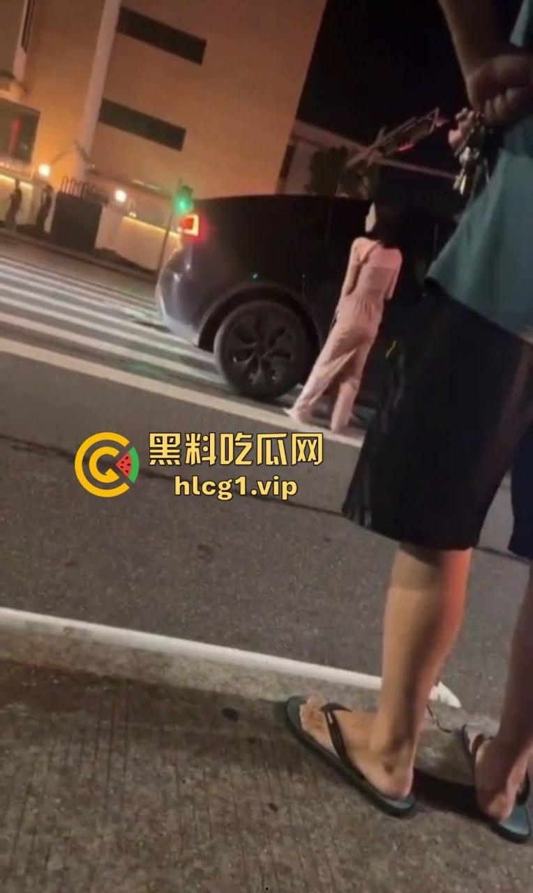 小仙女失控大闹现场！怒怼围观群众不锁死就撞死你们！当着警察面还动手打人，真把自己当仙女了？-6