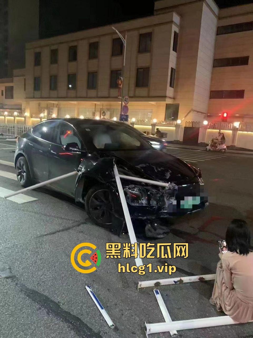 小仙女失控大闹现场！怒怼围观群众不锁死就撞死你们！当着警察面还动手打人，真把自己当仙女了？-8