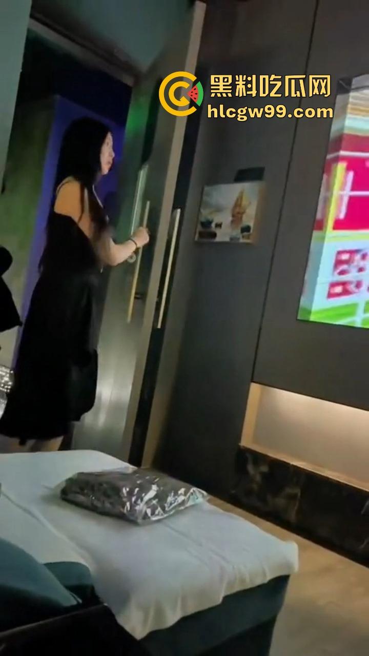 出来玩图个开心，进了按摩店就别当牲口见穴就冲，挑挑拣拣点个高端货，不然你后悔的不是做过什么，是没做对！-1