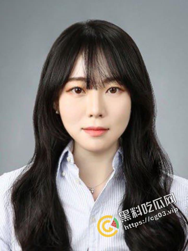 韩国素人银行妹【TINDER】和男友的朋友约炮 被拍下口交内射视频 附带正牌男友合照-1