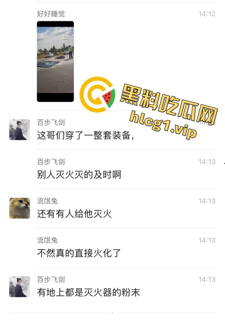 内蒙古呼和浩特惊魂一刻！02年精神小伙偷骑V4机车撞上右转SUV，摩托车当场燃烧！-1