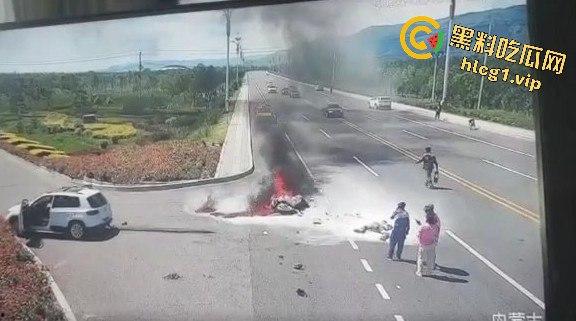 内蒙古呼和浩特惊魂一刻！02年精神小伙偷骑V4机车撞上右转SUV，摩托车当场燃烧！-7