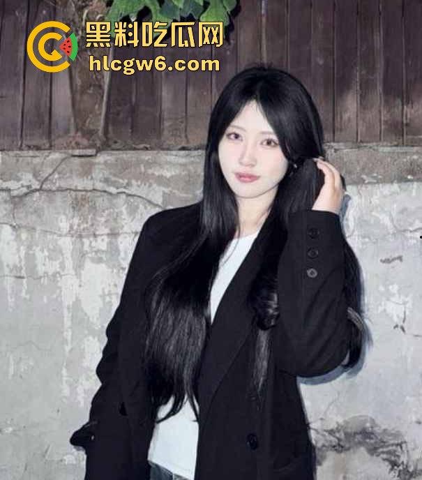 河南19岁反差嫩妹【李鑫楠】啪啪视频流出,表面清纯内心骚浪，年纪小却性欲强烈，床上姿势解锁太狠了！-1