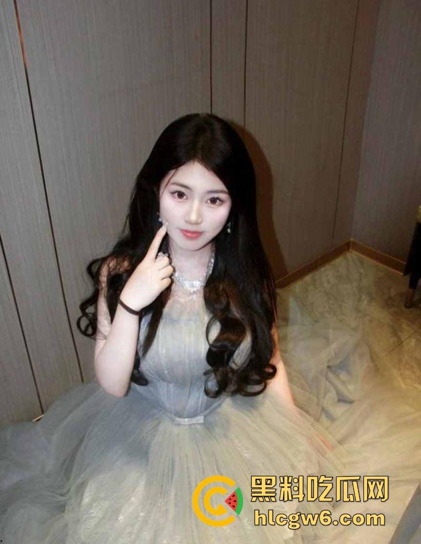 河南19岁反差嫩妹【李鑫楠】啪啪视频流出,表面清纯内心骚浪，年纪小却性欲强烈，床上姿势解锁太狠了！-4