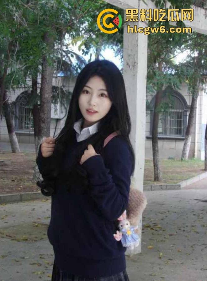 河南19岁反差嫩妹【李鑫楠】啪啪视频流出,表面清纯内心骚浪，年纪小却性欲强烈，床上姿势解锁太狠了！-6