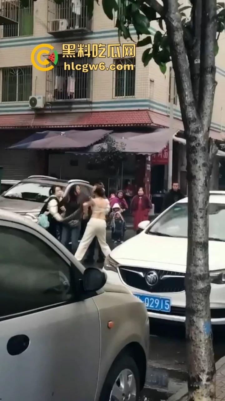 四川乐山电信营业员【贾璐云】做三被原配当街围堵 遭其闺蜜团撕逼暴打 被扒得只剩俩大奶晃荡-5