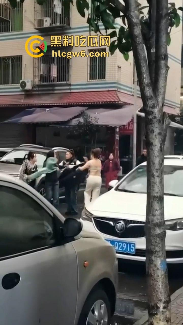 四川乐山电信营业员【贾璐云】做三被原配当街围堵 遭其闺蜜团撕逼暴打 被扒得只剩俩大奶晃荡-8