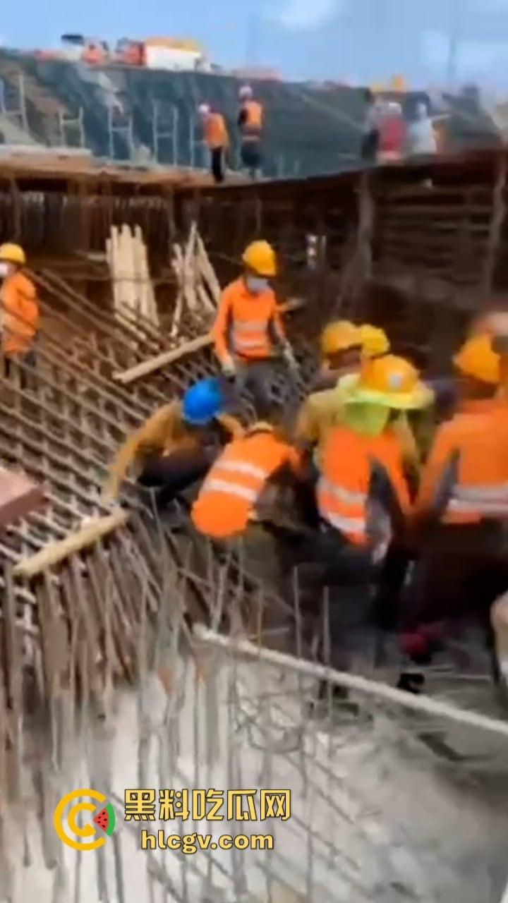 蛋疼！菲律宾工地小哥施工失误被钢管穿蛋而过 命根子保不住了-1