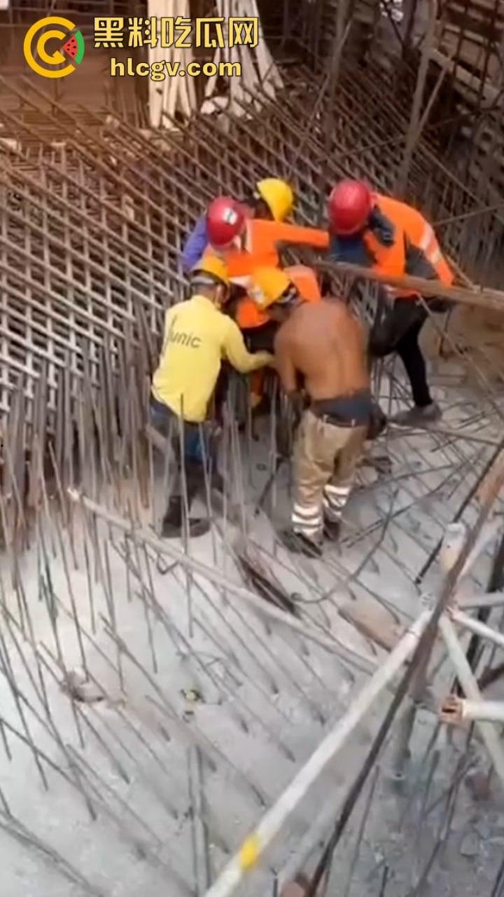 蛋疼！菲律宾工地小哥施工失误被钢管穿蛋而过 命根子保不住了-2