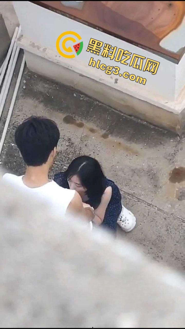 露天野战！河北保定凤翔园小区饥渴骚货『王家宁』与男友楼顶口爆后入 偷拍视频曝光！-7