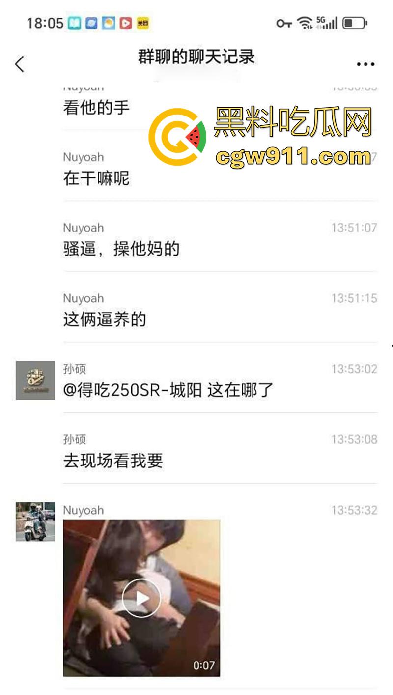 瓜友偷拍一对情侣，在店内大庭广众下亲密互动，被网友戏称为中指自带定位，这屁股是真的又圆又翘啊！-1