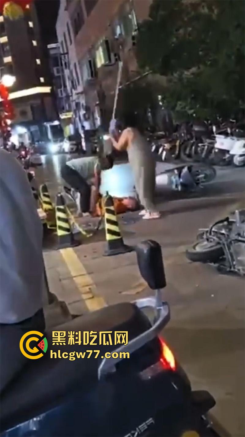 广东街头变态男同，当街撩骚别人老公，被骂起冲突后，竟然试图拉断别人命根子！-1