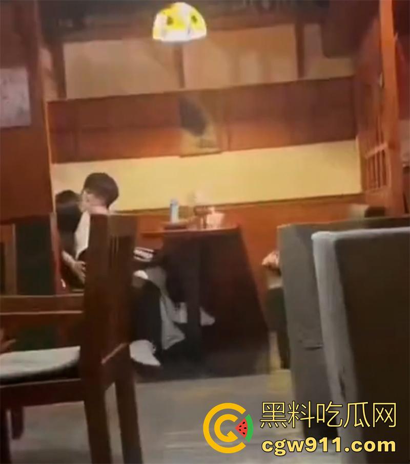 瓜友偷拍一对情侣，在店内大庭广众下亲密互动，被网友戏称为中指自带定位，这屁股是真的又圆又翘啊！-3