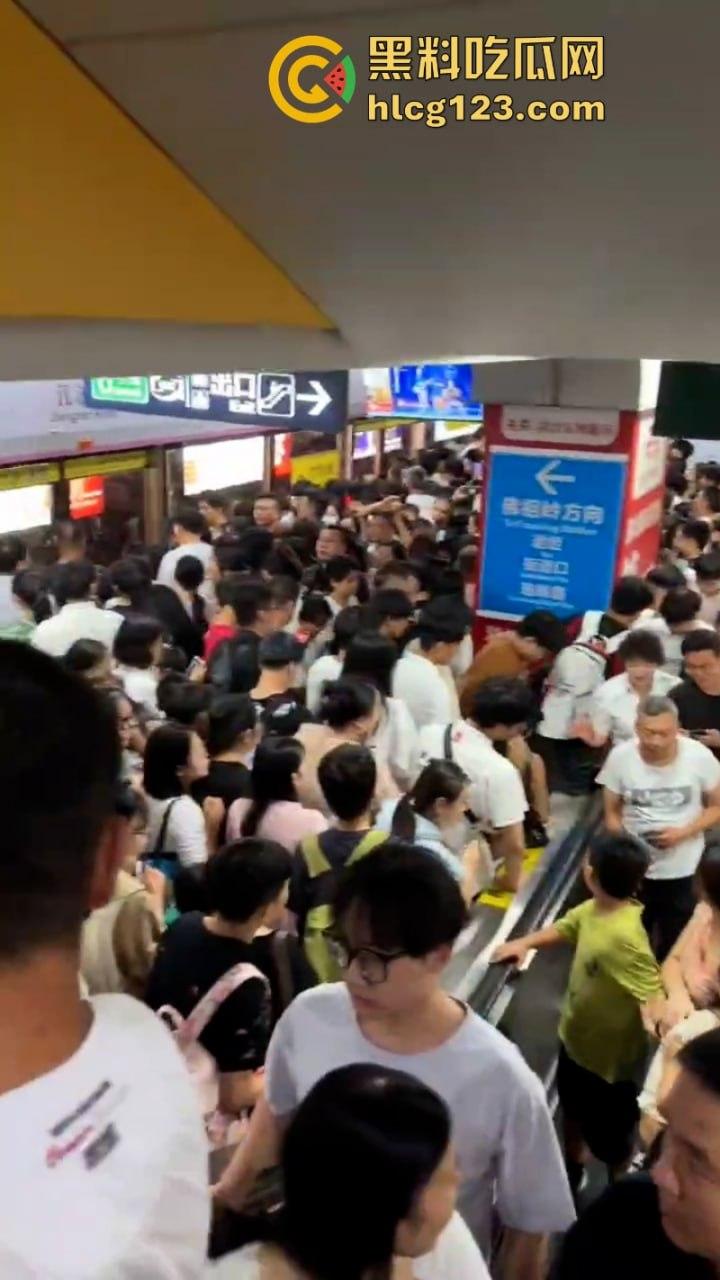 城市打拳挑战赛武汉烟花秀哪有打架好看！“一场烟花秀展现出中国人的百态”-4