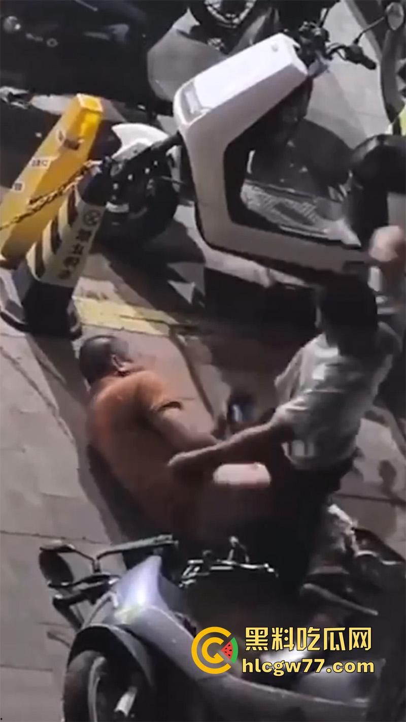 广东街头变态男同，当街撩骚别人老公，被骂起冲突后，竟然试图拉断别人命根子！-6