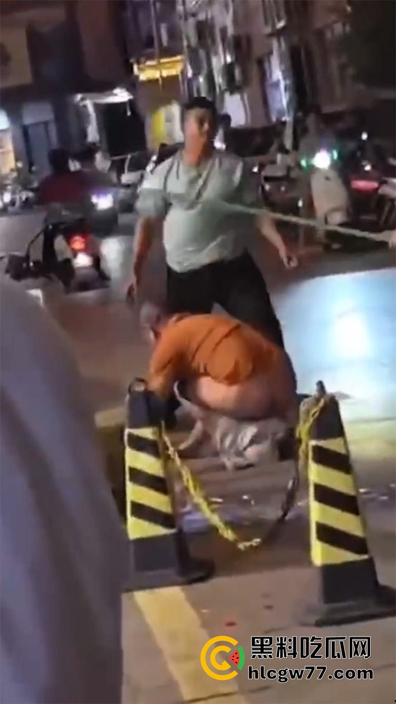 广东街头变态男同，当街撩骚别人老公，被骂起冲突后，竟然试图拉断别人命根子！-8