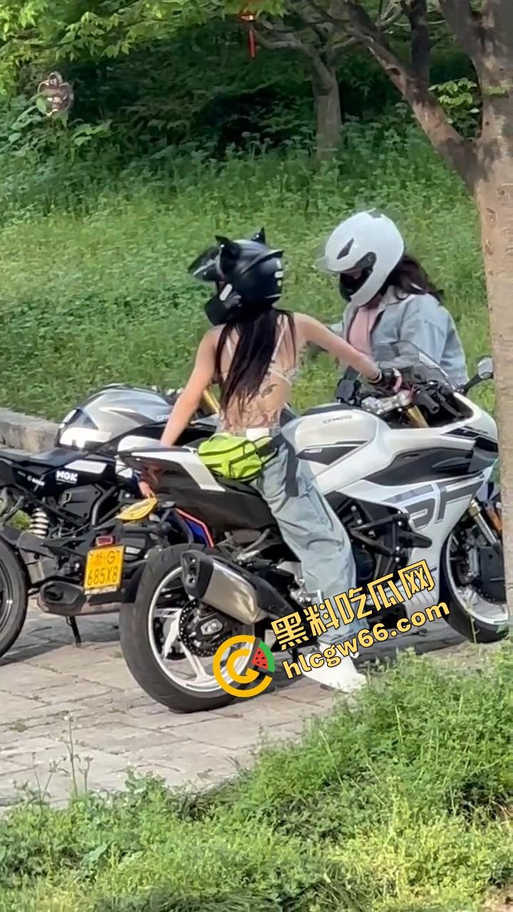 义乌女骑士『喵喵』白天飙车女神，夜晚SM圈K8双人伺候主人的母狗play可S可M还能带男宠一起舔！-7