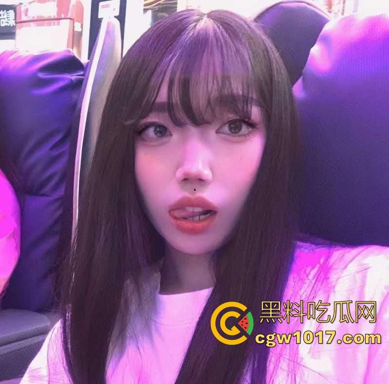 重庆极品陪酒女化身母狗献身客户，身穿黑丝情趣跪地舔屌，精湛的口技搭配上风骚的气质，简直反差到了骨子里！-1