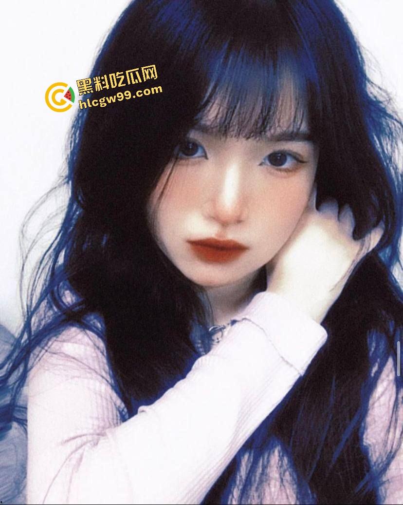 江西传媒职业清纯嫩妹反差婊【许雯婷】家中寂寞露奶发骚，破洞女仔裤暴插骚逼！独家曝光流出！-1