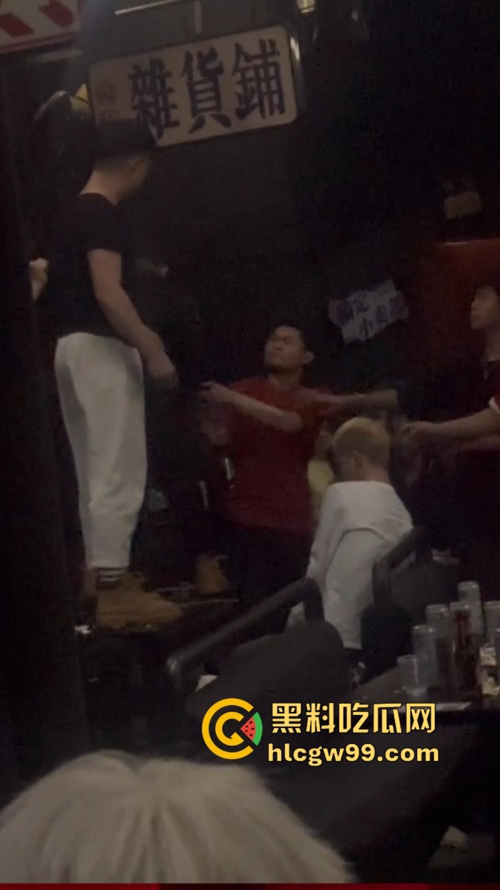 石家庄YOLO酒馆到底有多疯?50v50群架斗殴互砸酒瓶不算啥,厕所里直接开炮,这群小屁孩是疯了吧?-5
