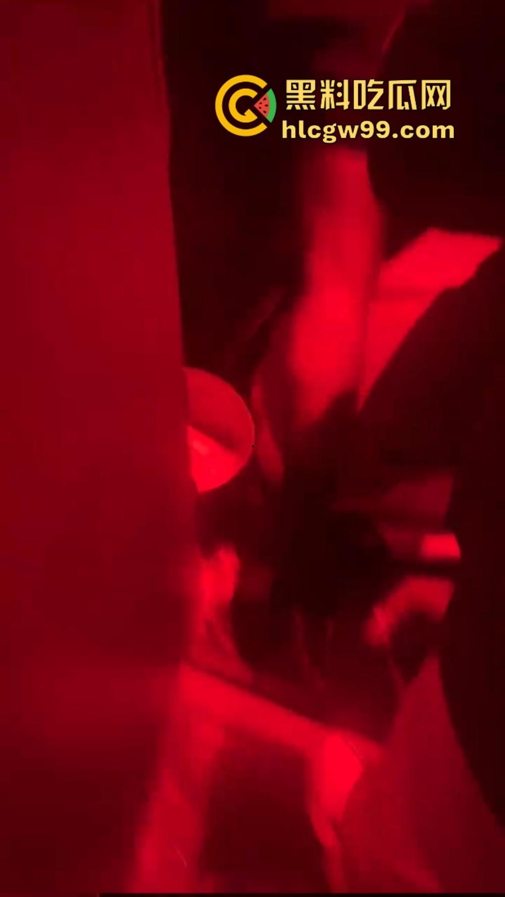 石家庄YOLO酒馆到底有多疯?50v50群架斗殴互砸酒瓶不算啥,厕所里直接开炮,这群小屁孩是疯了吧?-6