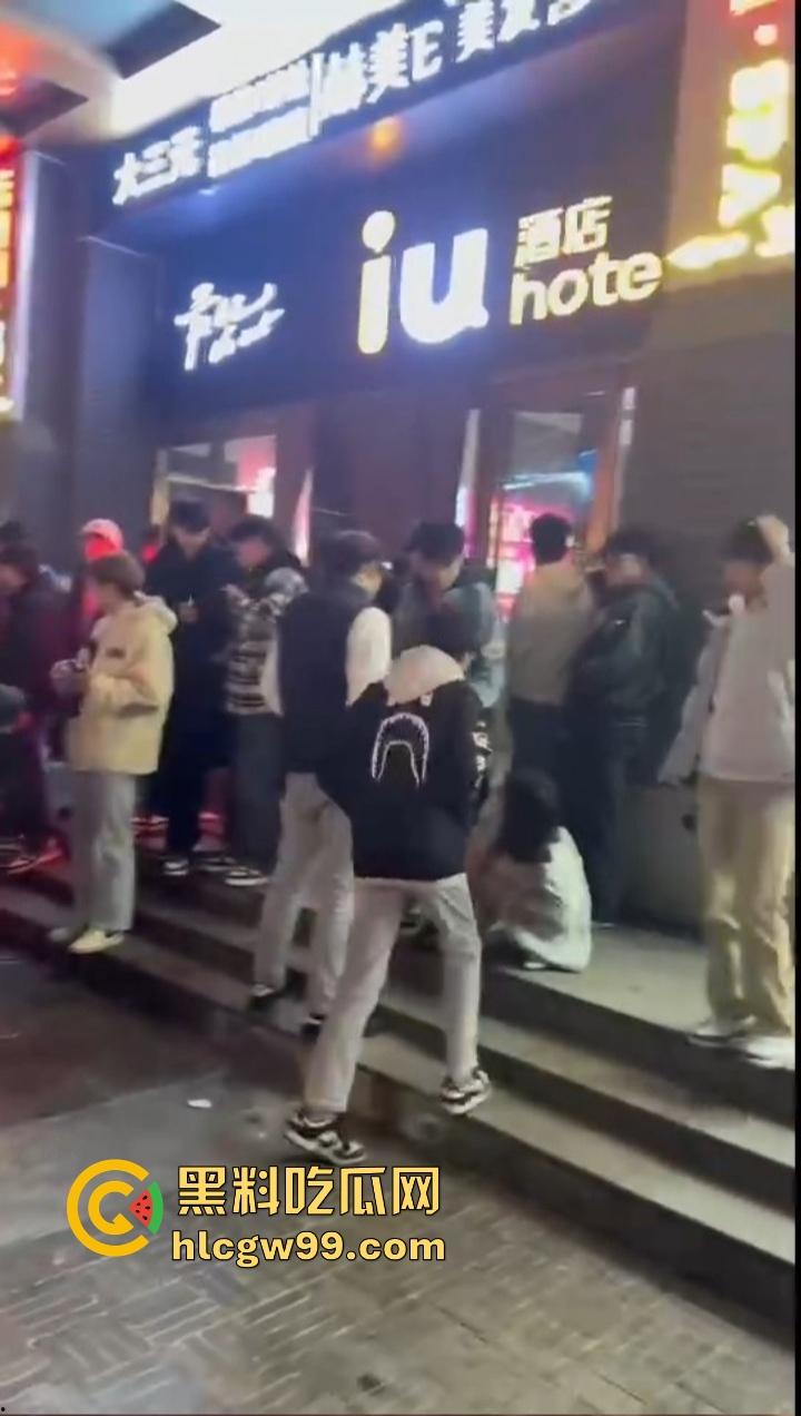 石家庄YOLO酒馆到底有多疯?50v50群架斗殴互砸酒瓶不算啥,厕所里直接开炮,这群小屁孩是疯了吧?-8