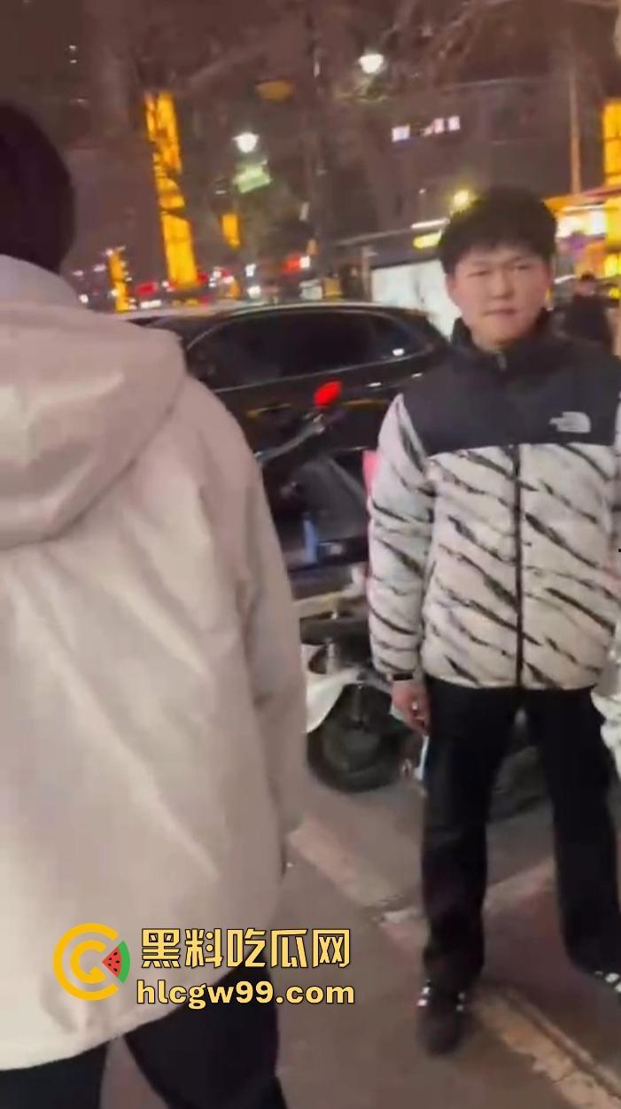 石家庄YOLO酒馆到底有多疯?50v50群架斗殴互砸酒瓶不算啥,厕所里直接开炮,这群小屁孩是疯了吧?-9